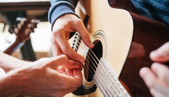 Learn to Play Guitar In 20 Days – Guitar Beginner Lessons