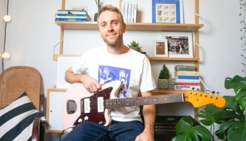 Beginner Guitar Lessons: Learn Guitar – The Complete Guide